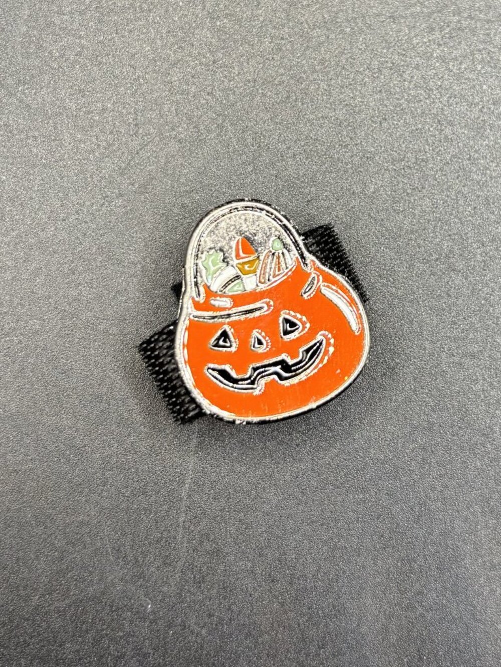 Lug Enamel Jack-o'-Lantern Pumpkin Candy Bucket Bag Charm Pin / Clip